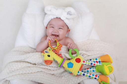 广州三个月宝宝正确抱姿